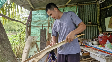 លោកគឹមហ៊ឹងជាអ្នកថែរក្សាព្រលឹងទូក-ង-ក្នុងទម្រង់តូចស្អាត