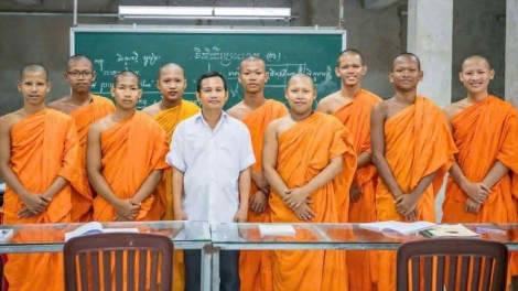 បណ្តាគ្រូបង្រៀនស្ម័គ្រចិត្ត រួមចំណែកអភិរក្សអក្សរសាស្រ្តខ្មែរ