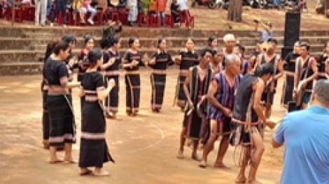 Hơlêm klo tơblăh ayăt (Động viên chồng đi đánh giặc)