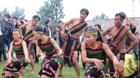 Tăm mnglăp ndrel rdâk njêng nau rêh mhe  (Đoàn kết cùng nhau xây dựng cuộc sống mới)