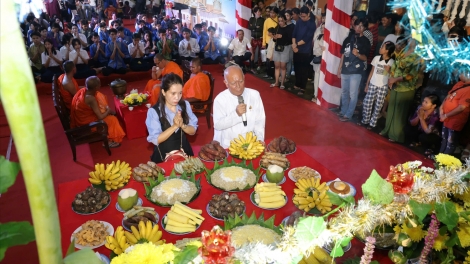 HAREI RAYA IA BULAN, CRAOK KAMANG KOM PAIT DI URANG BHAP BINI KHMER