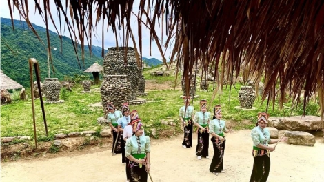 Ngon tô thứ 6 mự 14 căm bườn 11 pì 2025: Cán bộ, đảng viền tỉnh Sơn La chà van ma tang dự thảo Văn kiện tinh Đại hội đại biểu tênh phén mương tưa thứ XIV khòng Đảng: Cận mi chính sách riềng cắp phổng pi nọng chựa nọi côn, phổng cuồng lắc cày