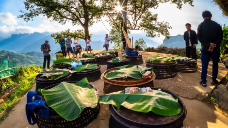 LẸ HỘI “KHÔ GIÀ GIÀ” CÚA CẦN HÀ NHÌ