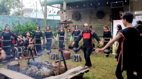 Iêu mthưr mnuih [uôn sang bi hgum mguôp (Kêu gọi đồng bào đoàn kết)