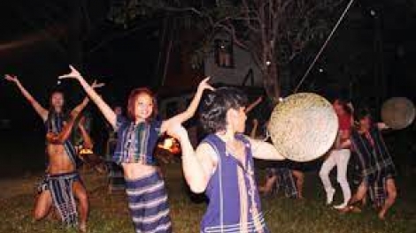 Ràs sa tàm bòn lơgar bơtàu tơngguh jat Bác Hồ