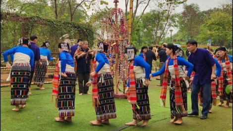 LẸ HỘI CHÁ MÙN CÚA PỈ NOỌNG CẦN THÁI