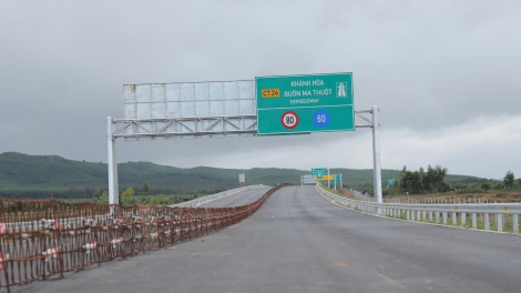 Mơjiâng hên hngêi trăng, troăng klông - pêi ta hiâm mơno púi vâ mơnhông