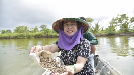នារីម្នាក់ពោរពេញដោយភាពក្លាហាន ពុះពារក្តីលំបាក ឈោងឈានឡើងធ្វើមានពីសមុទ្រ 