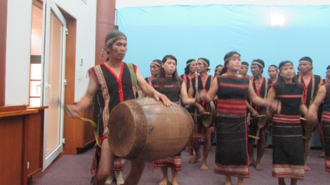 Tơlơi adôh Jarai đưm