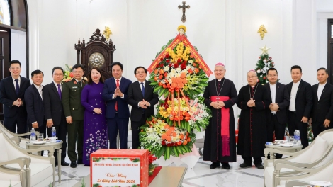 K’iăng khua knŭk kna Hồ Quốc Dũng nao čuă lehanăn hơêč hmưi Noel ti Sang Aê Diê Katolik Huế 