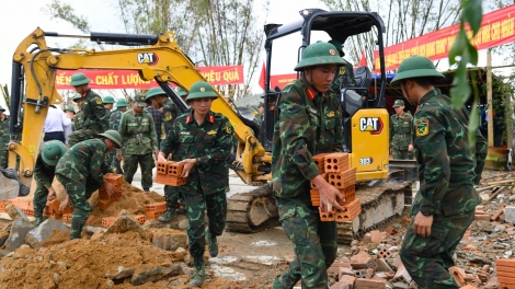 “Nau kan Quang Trung” ndal-Ndâk ngih, ndâk nuih n’hâm ƀon lan 		Ăp rmôt tahen ngăch ndal.