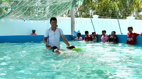 កឹងធើបើកវគ្គបង្រៀនហែលទឹកជូនកុមារតំបន់ជនបទ