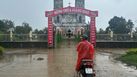 Ngai Noel tơnơ̆ ală ngai mìu dà tih dà lìu tàm ƀòn jat Yàng bàp Mằng Lăng