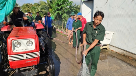 អតីតយុទ្ធជនឃុំនៅ កឹងធើ រក្សាផ្លូវថ្នល់បានស្អាតបាតដោយទម្រង់ដុសសម្អាតស្លែ