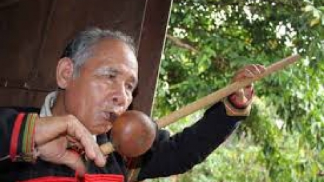 Mtă mtăn kơ amai adei  (Dặn dò chị em)