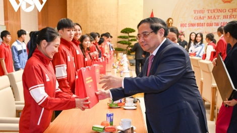 THỦ TƯỚNG PHẠM MINH CHÍNH LUM MĂT, HƠNH DEH HỌC SINH BƠƠN CH’NER ĐHỊ APÊÊ G’LUH THI BHA LANG K’TIÊC C’MOO 2025