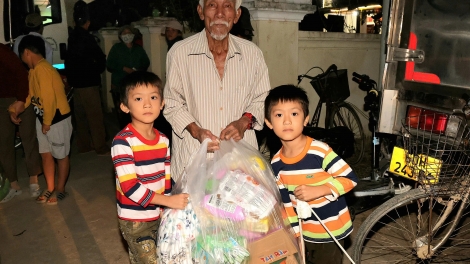 បណ្ដារថយន្តនាំយកនូវមនោសញ្ចេតនាជនរួមជាតិ ទៅជូនប្រជាជននៅតំបន់ព្យុះជំនន់។