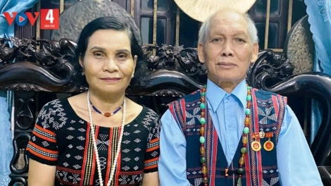 TR'LUM LÂNG PA PRÁ LÂNG MANUYH CHÊÊC LÊY LÂNG PA CHÔ OOY BƠR RÂU P'RÁ XA NAY LANG BH'LÊÊ BH'LA CƠ TU