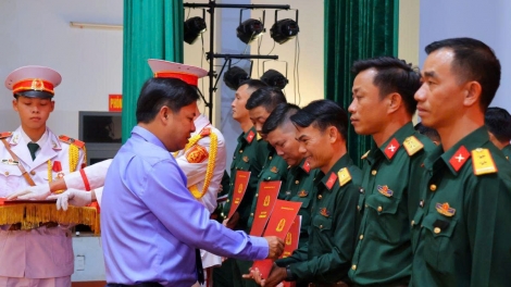 Dak Lak: 102 sĩ quan Quân đội râng Ban Chỉ huy Quân sự gưl xã