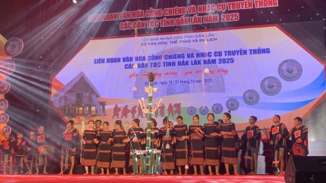 ‘Lơ̆ng hơ-iă Et soi blŭng sơnăm kơ bơngai Jarai tơ̆ Đăk Lăk 