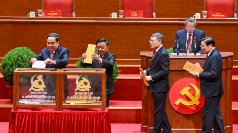 Ntơ săk 19 uỷ viên Bộ Chính trị khóa XIV.