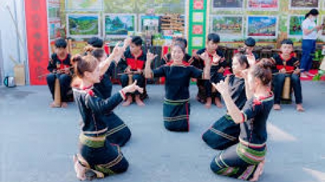 Jơnau yal yau “Bơh tài mờ geh jơnau tam ya Tung Khắc”