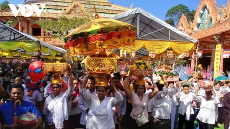 MIKVA KHMER PAYUA ABIH HATAI JIE SAONG CAONG TAKRE TAME NYAOM ROYA XIV  