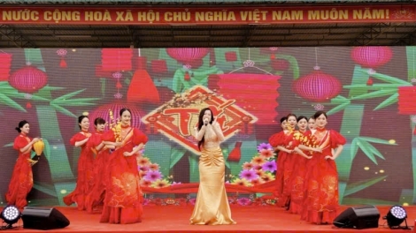 Jơlan hơdră “Gơnam ƀong mơñum hrŏm Tết Việt-Pơlir djop kual”