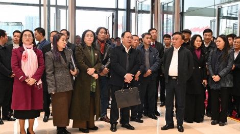 Ƀok Trần Cẩm Tú hơlen lăng tơdrong jang hơmet ăn pơvih pơvăn Hop akŏm ‘măng mă 14 kơ Đảng 