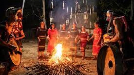 Á nai vâ vêh hmuâ (Em phải về thôi)