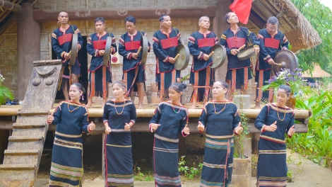 Yang Ƀuôn êđăp ênang (Buôn làng yên bình) 