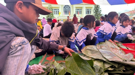 HỌC SINH XƠ ĐĂNG TÔM BÁNH CHƯNG ĐOỌNG HA PR’LOỌNG CHÍNH SÁCH