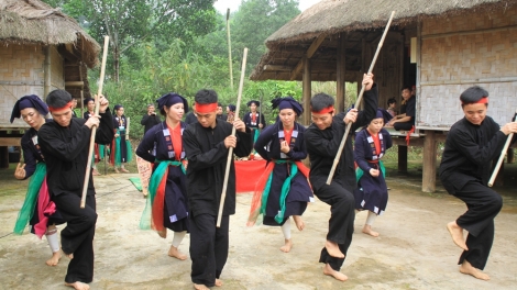 MÚA TẮC XÌNH CÚA CẦN SÁN CHAY