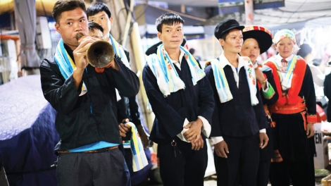 MÒN ĐÂY MỪA ĂN PÍ LÈ CÚA CẦN DAO ĐỎ