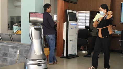 Gia Lai:  Boh tŭ ba robot AI đru msir hră mơar knŭk kna