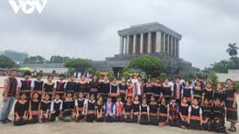 Con em hãy đến trường (Vâi hdrêng troh hngêi trung)