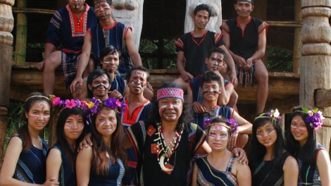 Bơto sồr oh kòn kòn sau pleh ngài mờ broă ờ niam  		(Khuyên con cháu tránh xa tệ nạn)