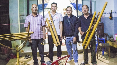 Mâu ngế ki rak tơdrá chêng koăng ƀă mơhúa dêi rơngê ting ting Rơteăng