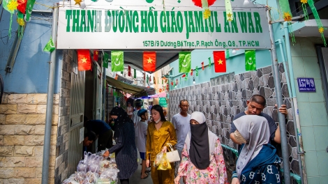 URANG CAM DI BAN RAYA HO CHI MINH SAMBAI RAOK RAMADAN