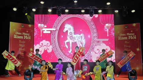 Djâ rơnó Hơngui tơtô lĕm troh a mâu ngế pêi hnoăng cheăng kum pơlê pơla bă mâu vâi hdrêng a kong pơlê Dak Lak