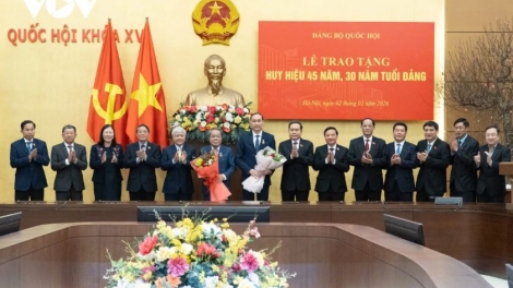 Kruanh dak Quốc hội ƀư tơm Lễ ntăm an Huy hiệu 45 năm n’hanh 30 năm Đảng