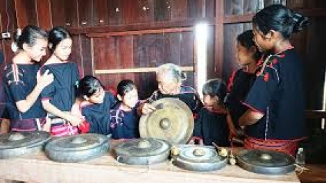 Bi mni kơ amai adei mniê (Ca ngợi chị em phị nữ)