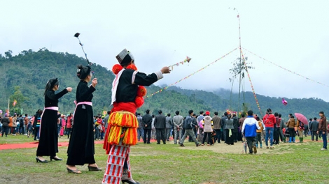 PÀY ĐÚ, TỈ HẾT VIỂC NÈM SLOONG THẮN NGÒI CHỰC LẸ HỘI XUÂN