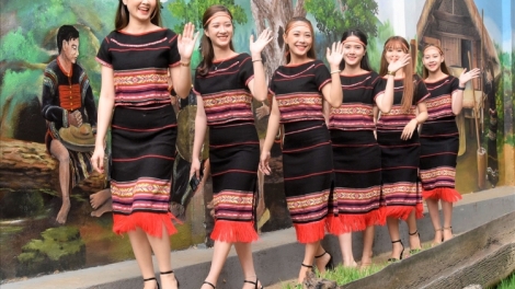 Bi mni kơ amai adei mniê (Ca ngợi chị em phụ nữ)