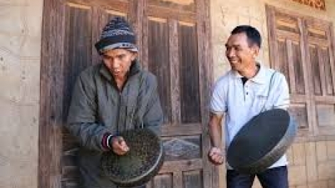 Bơto sồr oh kòn kòn sau pleh ngài mờ broă ờ niam (Khuyên con cháu tránh xa tệ nạn)