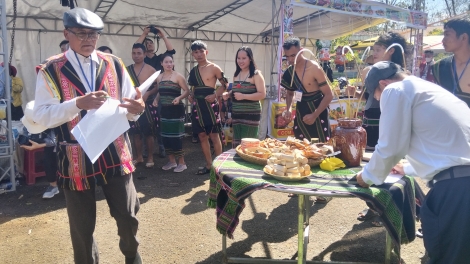 Nghệ nhân ưu tú: Nŭih mât huyêng nau ơm yau rnoi Bunong