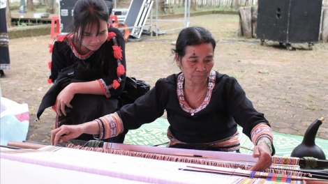 Chờ hờp geh kàl tơnhào bùm blàng