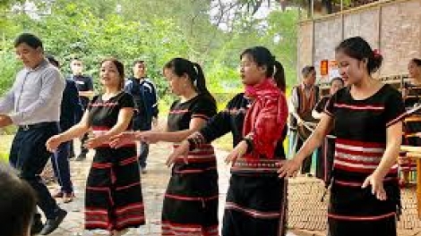 Rô ‘nâng pơlâi xeng kơ’leh (Vui thay buôn làng đổi mới)