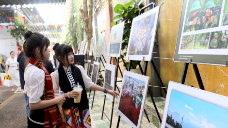 Lam lơh dơ̆ pơrlòng rùp “Gơboh gơbài ai tơl hìu bơnhă in” tàm càr Dăk Lăk 