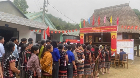 ĐỢ RÂU LIÊM CHR’NĂP BHLÂNG ÂNG T’NGAY BẦU CỬ 